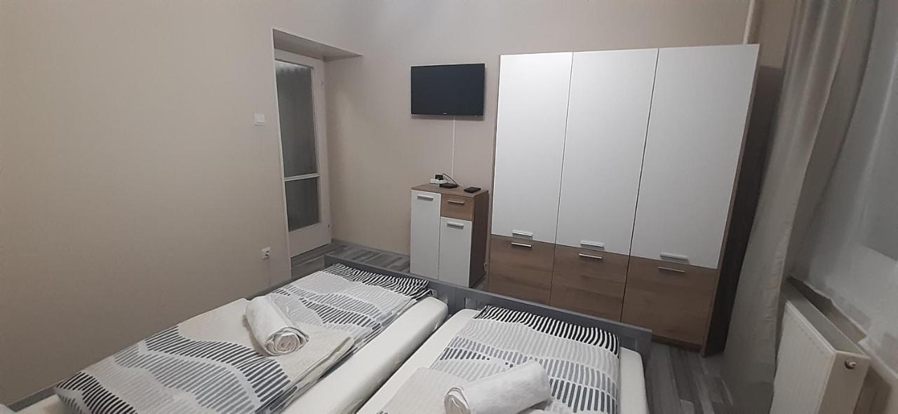 Panel Hause Kazincbarcika Apartment Bagian luar foto